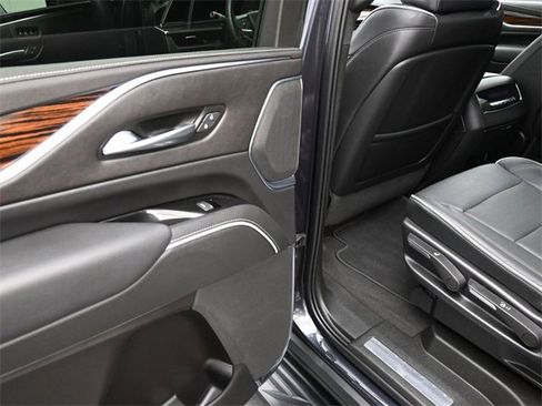 Used 2022 Cadillac Escalade Premium Luxury image 16
