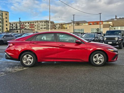 Used 2025 Hyundai Elantra SE image 8
