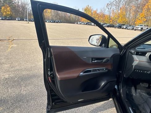 Used 2024 Toyota Venza Limited image 23