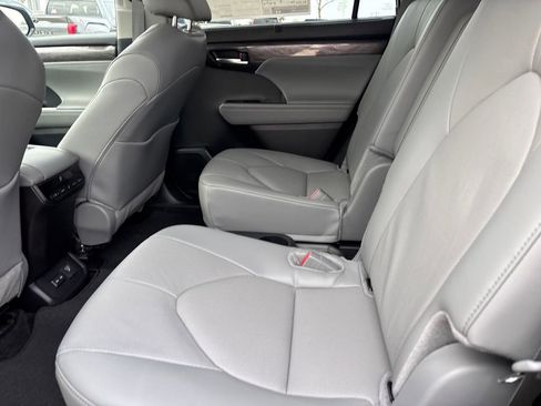 Used 2025 Toyota Highlander Limited image 28