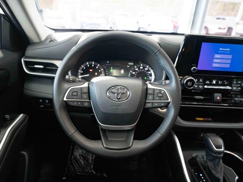 Used 2025 Toyota Highlander XLE image 21