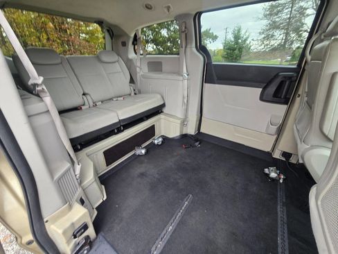 Used 2010 Dodge Grand Caravan SXT image 31