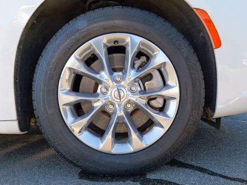 Used 2021 Chrysler Pacifica Touring-L AWD/4WD image 10