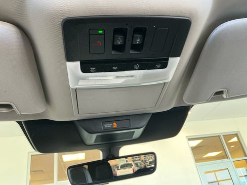 Used 2024 Nissan Pathfinder Platinum FWD image 31