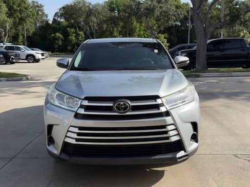Used 2019 Toyota Highlander LE FWD image 3