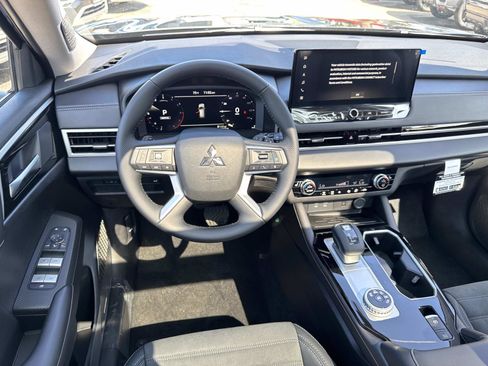New 2025 Mitsubishi Outlander SE image 10