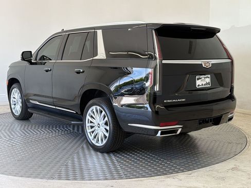 Used 2022 Cadillac Escalade Luxury AWD/4WD image 3