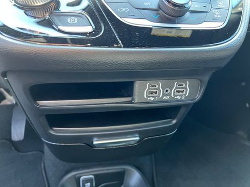 Used 2025 Chrysler Pacifica Select FWD image 21