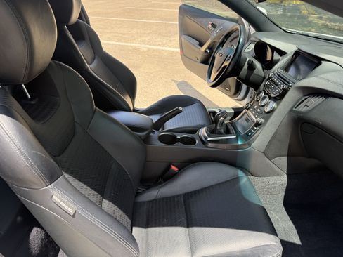 Used 2015 Hyundai Genesis 3.8 RWD image 12