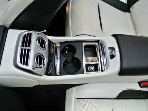 Used 2019 Rolls-Royce Dawn image 26