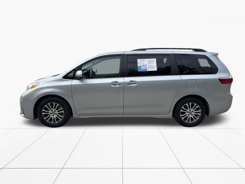 Used 2019 Toyota Sienna XLE image 5