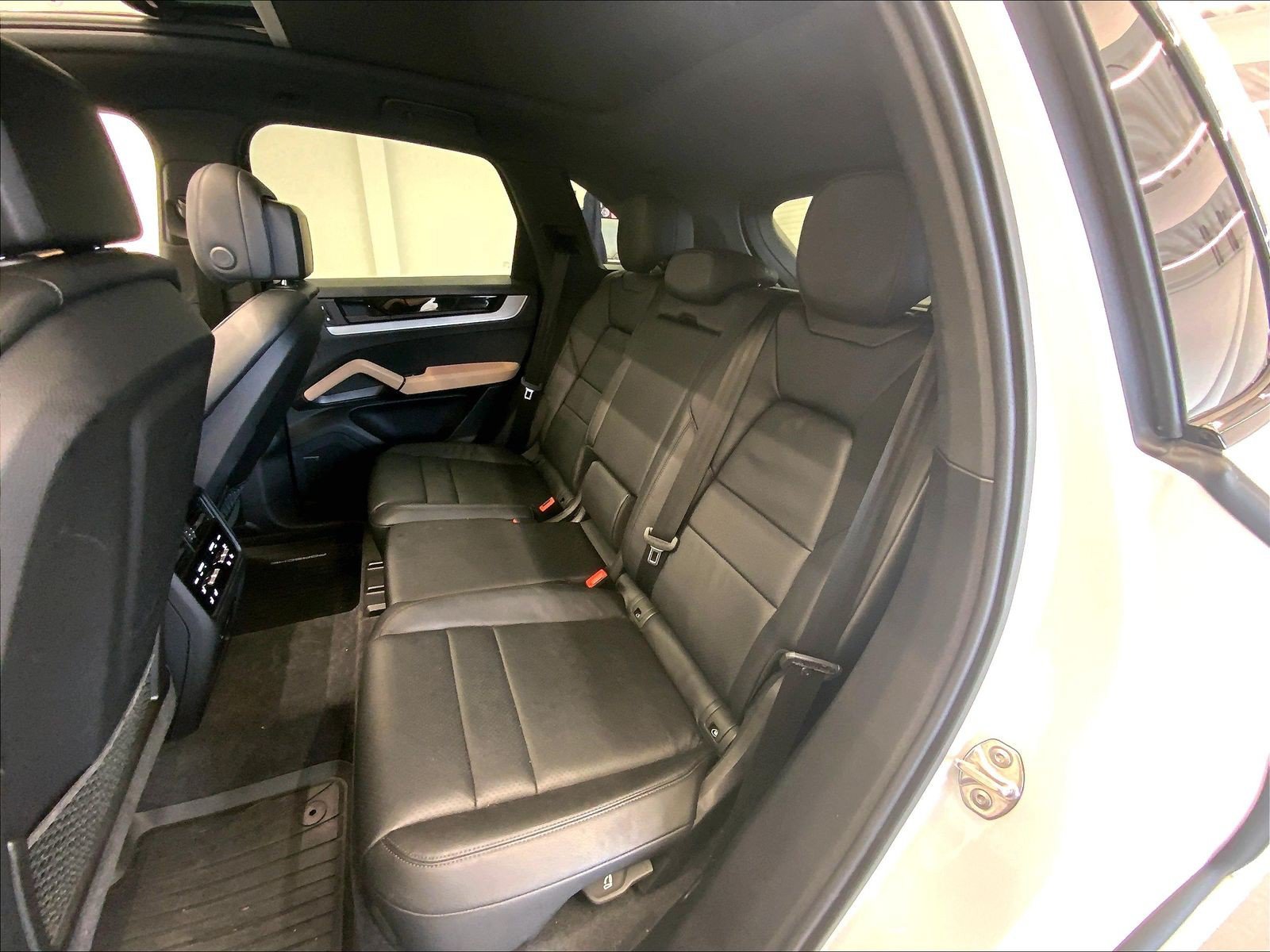 Certified 2024 Porsche Cayenne AWD/4WD image 24