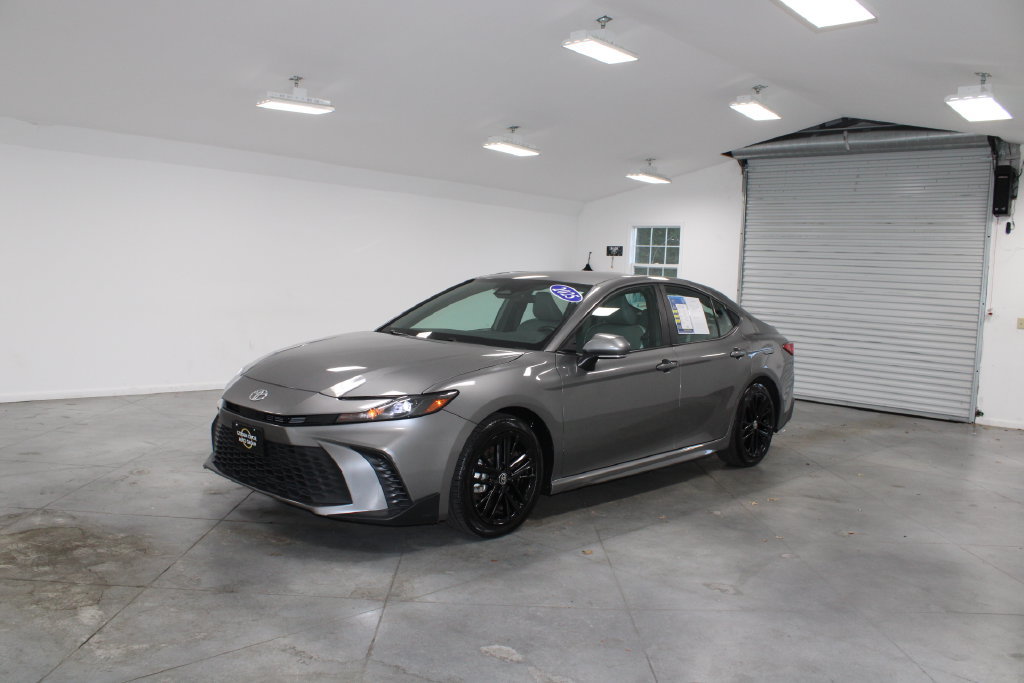 Used 2025 Toyota Camry SE FWD image 4
