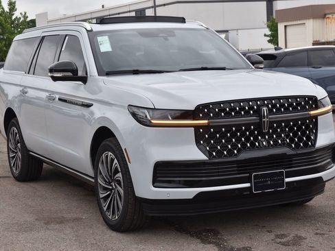 New 2026 Lincoln Navigator L Black Label AWD/4WD image 3