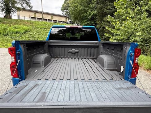 Used 2022 Chevrolet Silverado 1500 LT AWD/4WD image 8