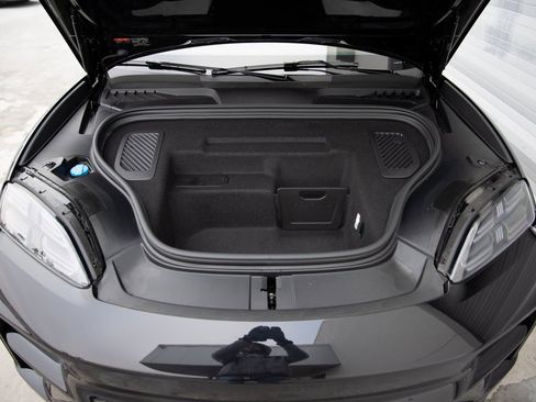 Certified 2025 Porsche Macan Turbo Electric image 30