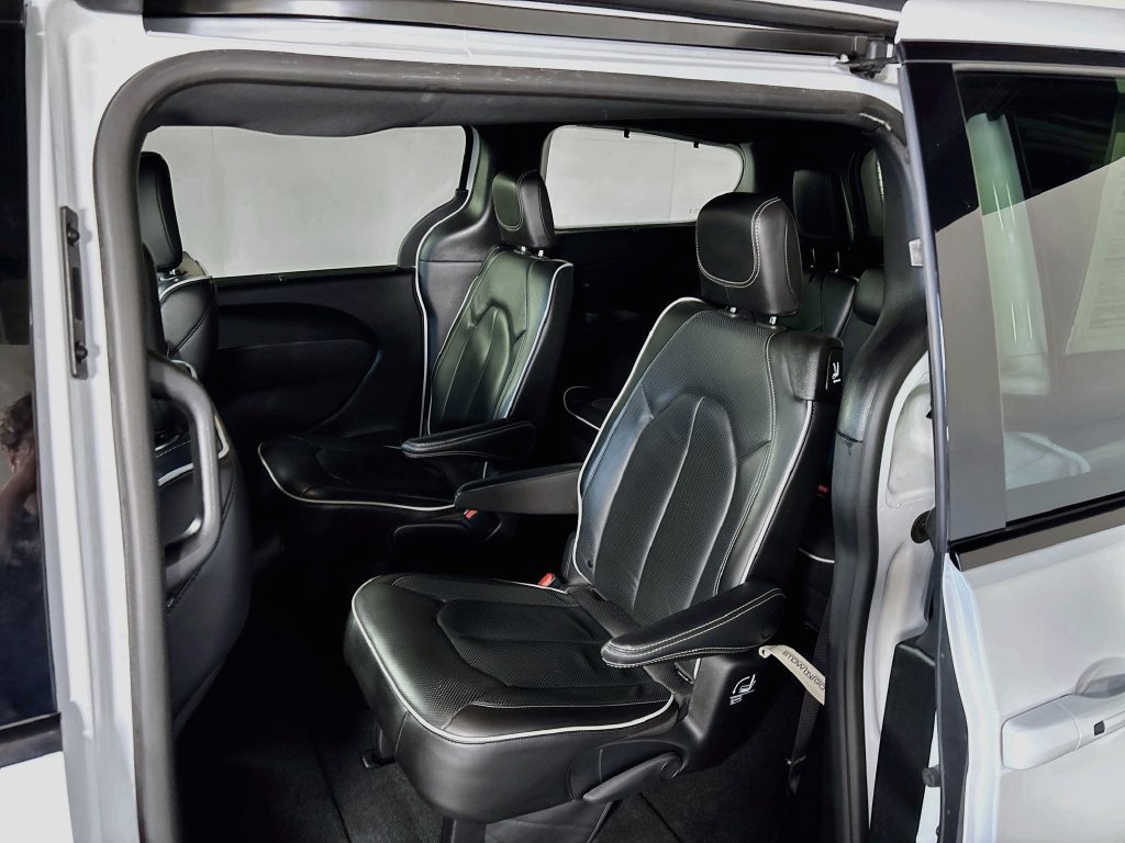 Certified 2025 Chrysler Pacifica Limited FWD image 21