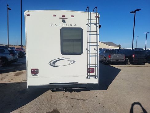 Used 2019 Ford E-450 and Econoline 450 Super Duty w/ Motorhome Prep Package image 4