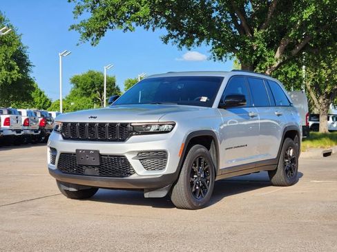Certified 2025 Jeep Grand Cherokee Altitude RWD image 3