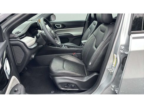 Used 2025 Jeep Compass Limited w/ Mopar Graphics Package AWD/4WD image 10