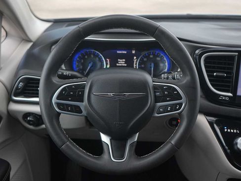 Used 2024 Chrysler Pacifica Touring-L FWD image 16