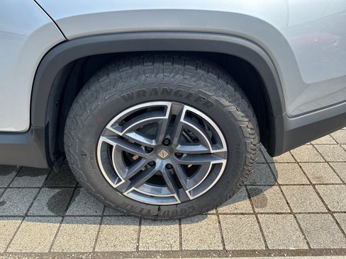 Used 2025 Rivian R1T Adventure AWD/4WD image 12