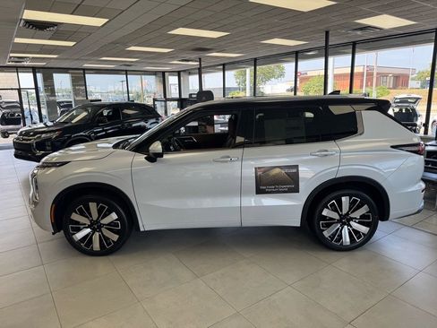 New 2025 Mitsubishi Outlander SEL image 2