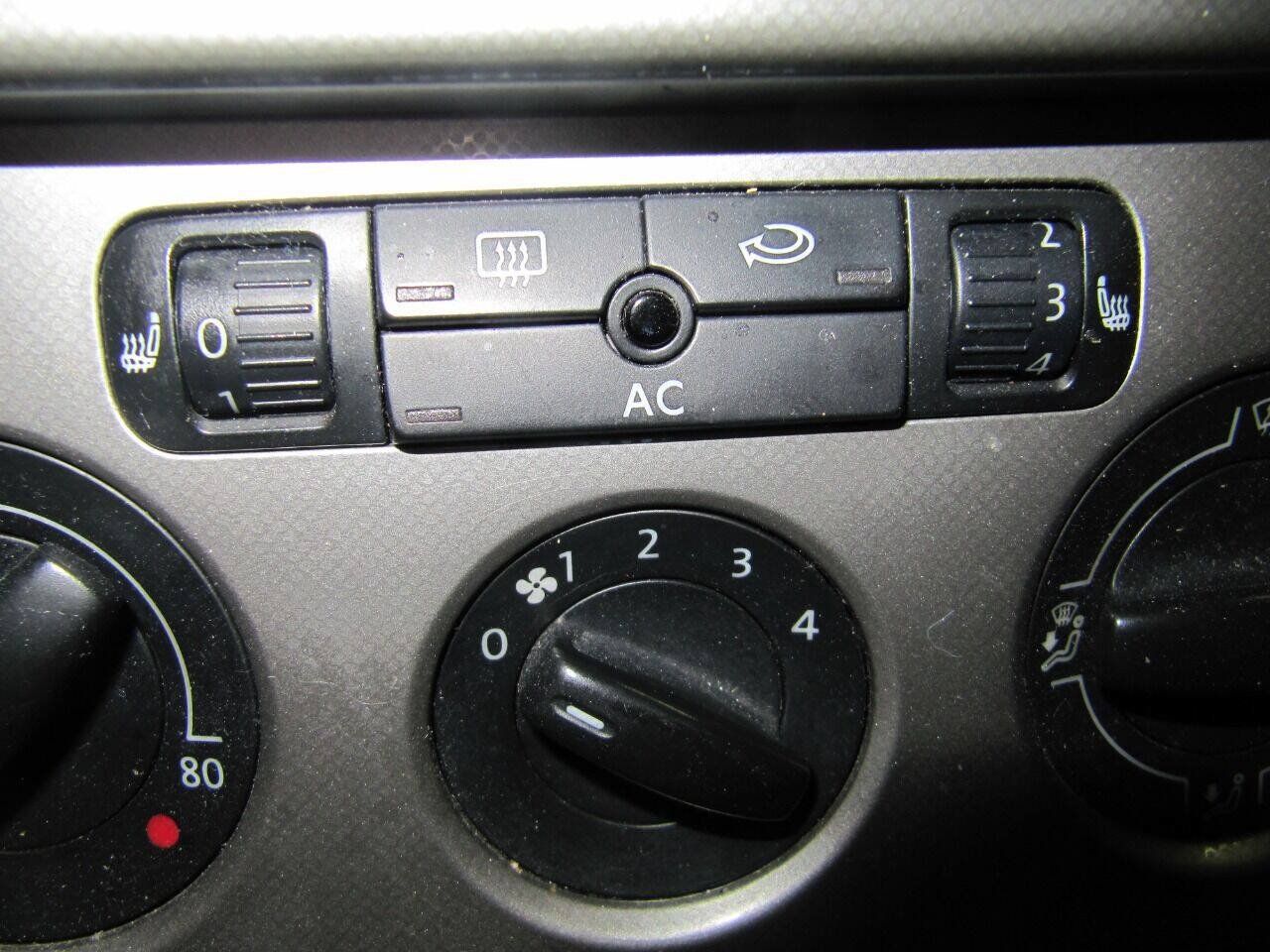 Used 2006 Volkswagen Passat Value Edition FWD image 16