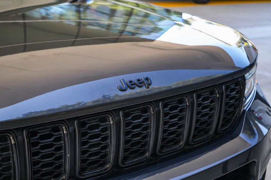 Used 2023 Jeep Grand Cherokee L Laredo AWD/4WD image 9