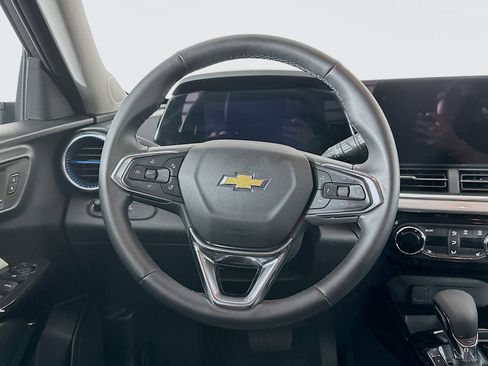 Used 2025 Chevrolet Trax LT w/ LT Convenience Package image 17