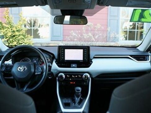 Used 2021 Toyota RAV4 XLE image 18