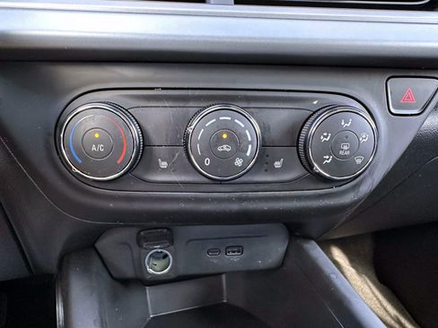 Used 2025 Chevrolet Trax LS w/ LS Convenience Package FWD image 23