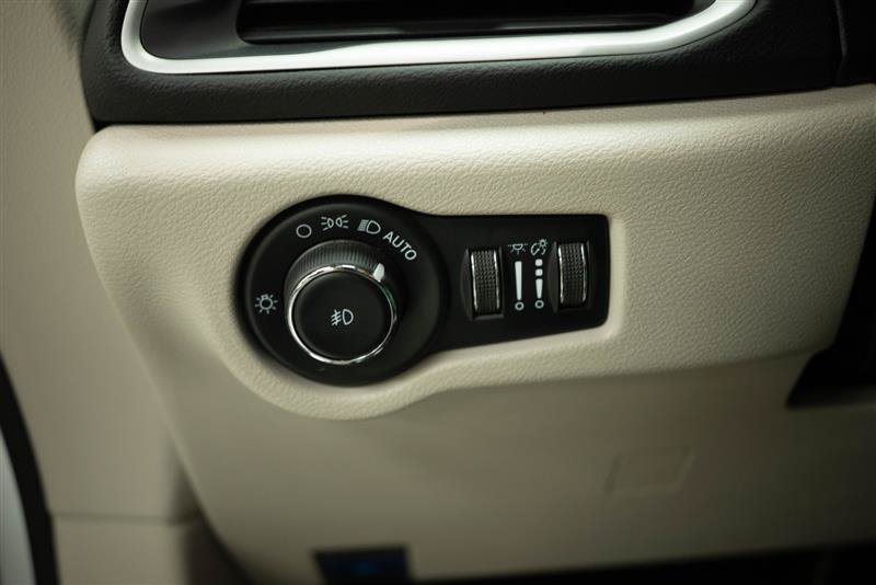 Used 2023 Chrysler Pacifica Touring-L FWD image 30