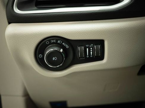Used 2023 Chrysler Pacifica Touring-L FWD image 30
