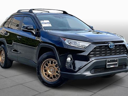 Used 2021 Toyota RAV4 XLE Premium image 2