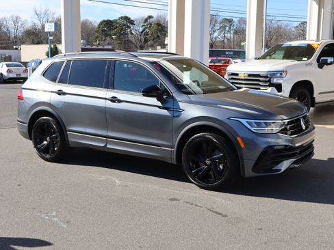 Used 2023 Volkswagen Tiguan SE R-Line image 2