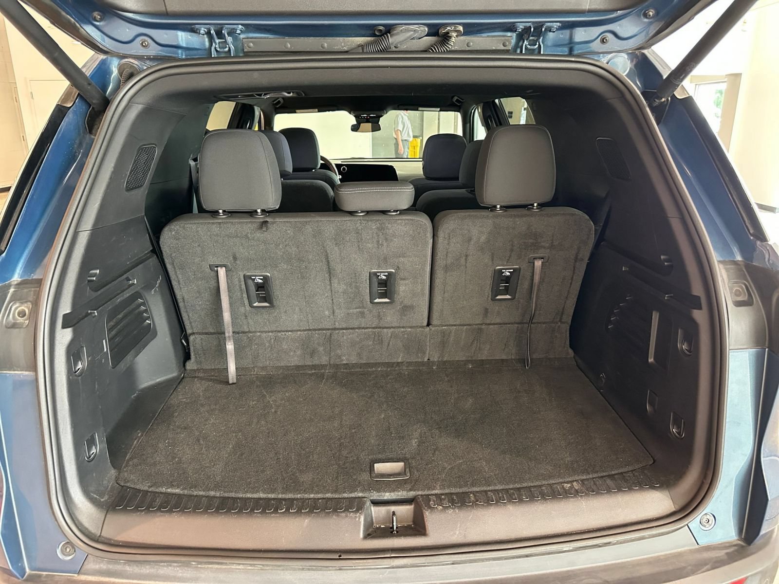 Used 2025 Chevrolet Traverse LT FWD image 33