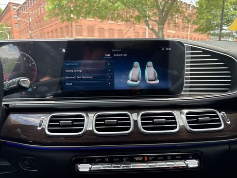 Used 2025 Mercedes-Benz GLS 450 4MATIC image 38