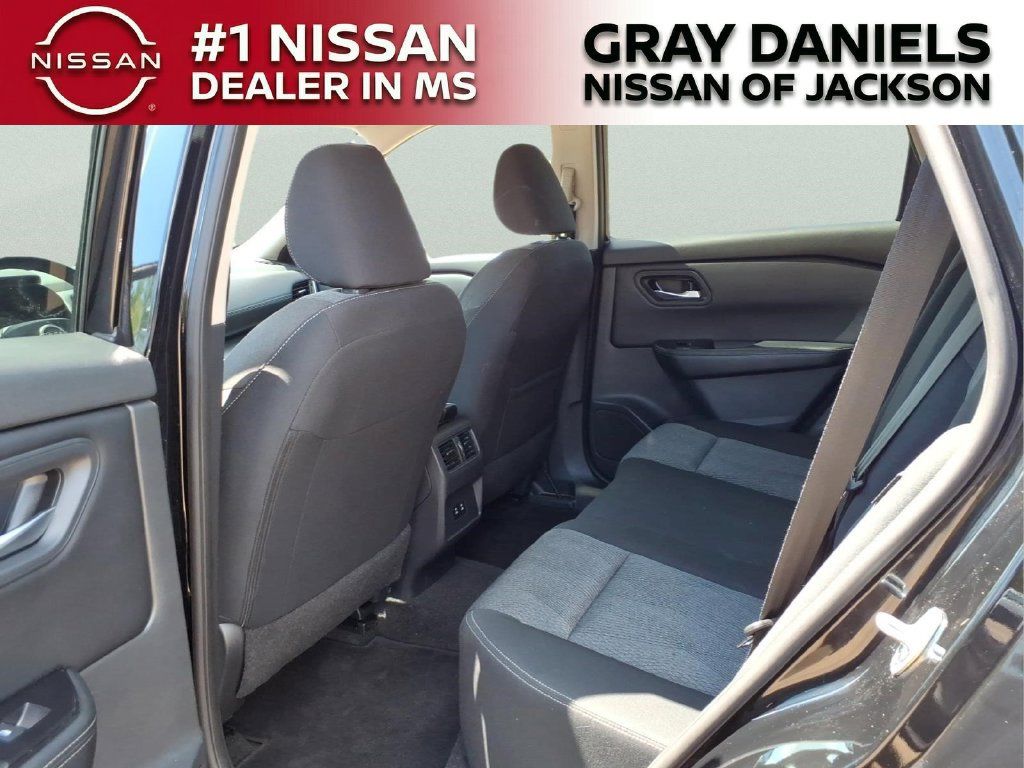 Used 2025 Nissan Rogue SV FWD image 27