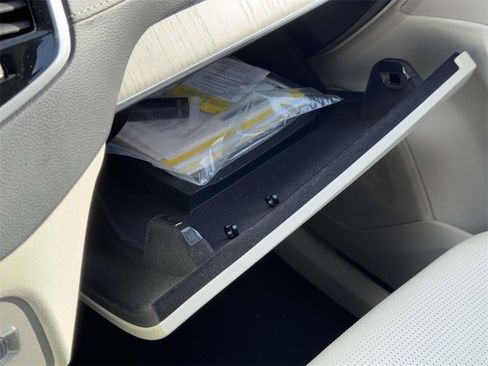 Certified 2024 Volvo XC90 B6 Ultimate w/ Protection Package Premier image 31