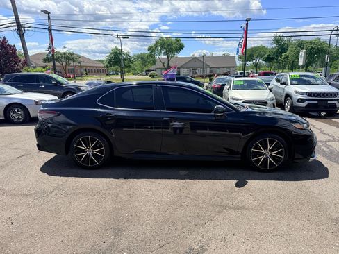 Used 2022 Toyota Camry SE FWD image 8