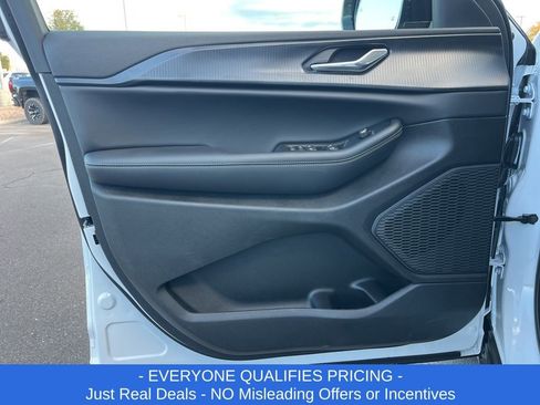 New 2025 Jeep Grand Cherokee L Laredo image 5