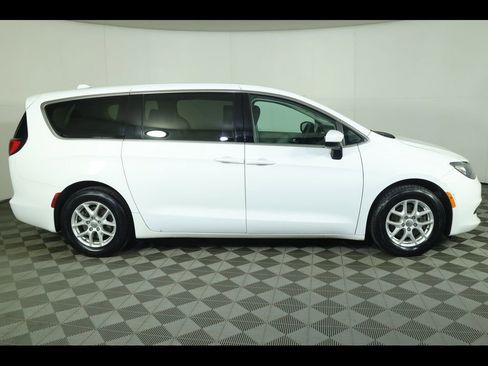 Used 2017 Chrysler Pacifica LX image 5