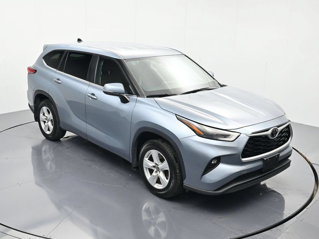 Used 2023 Toyota Highlander LE AWD/4WD image 30