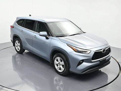 Used 2023 Toyota Highlander LE AWD/4WD image 30