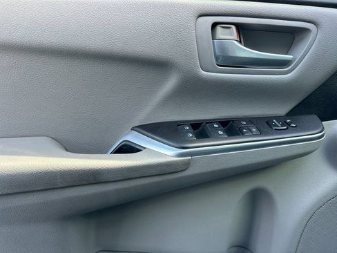 Used 2016 Toyota Camry LE FWD image 11