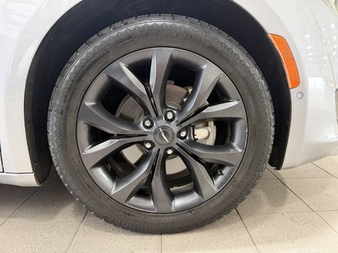Used 2018 Chrysler Pacifica Limited w/ Advanced Safetytec Group FWD image 2