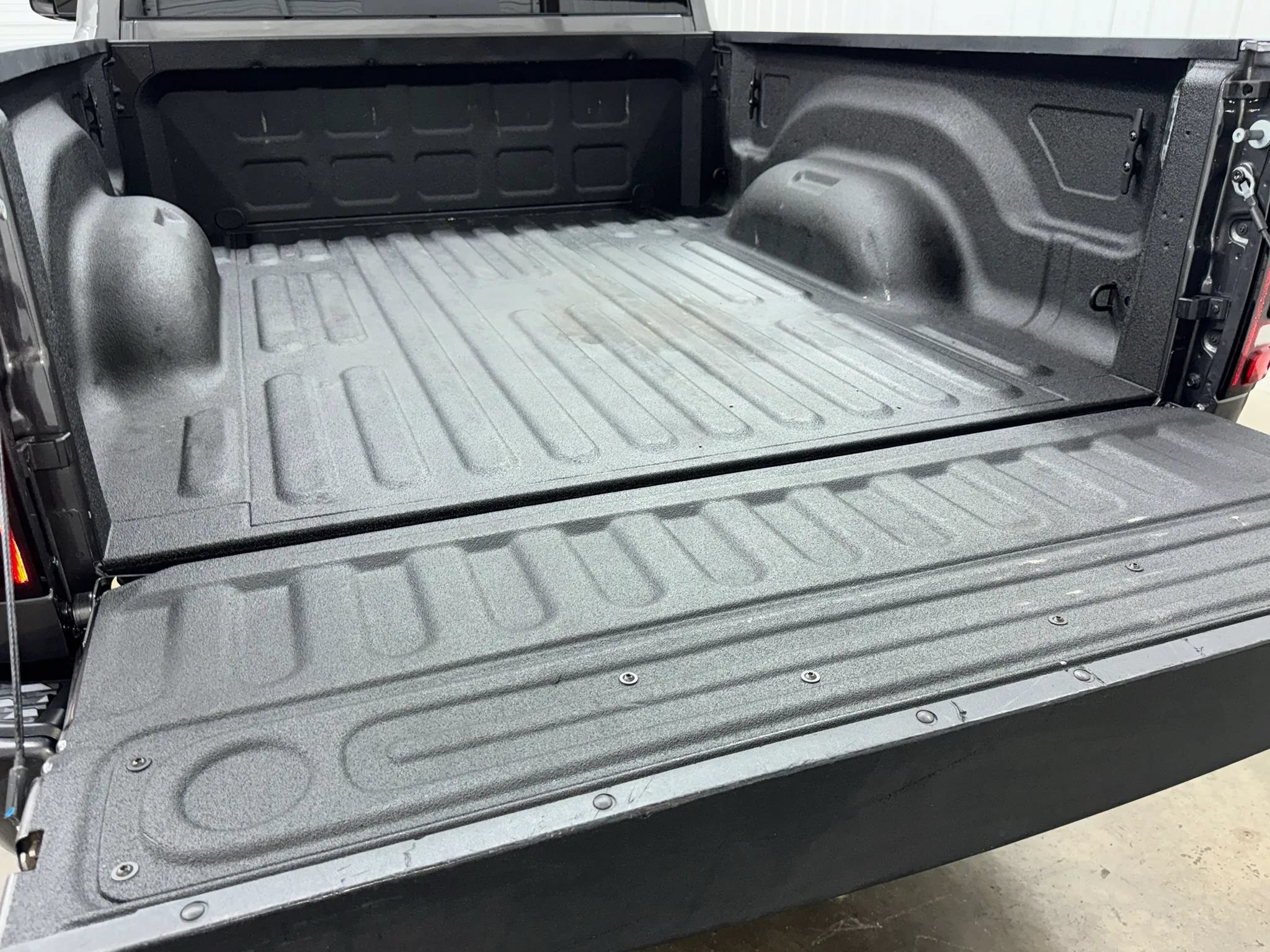 Used 2022 RAM 2500 Laramie w/ Night Edition AWD/4WD image 5