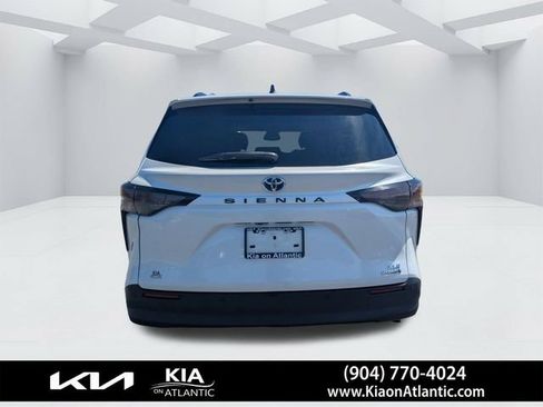 Used 2024 Toyota Sienna XLE FWD image 4