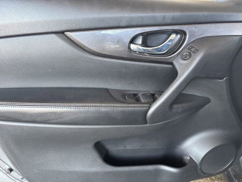 Used 2019 Nissan Rogue SV FWD image 11